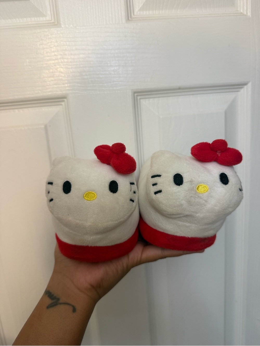 Hello Kitty Kids Plush Mittens - White with Red Bow